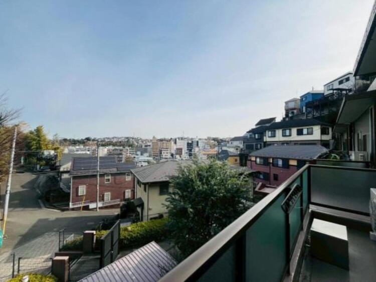 バルコニー 太陽の光と爽やかな風を受けられるバルコニーです。太陽の匂いを感じられそうです！ 