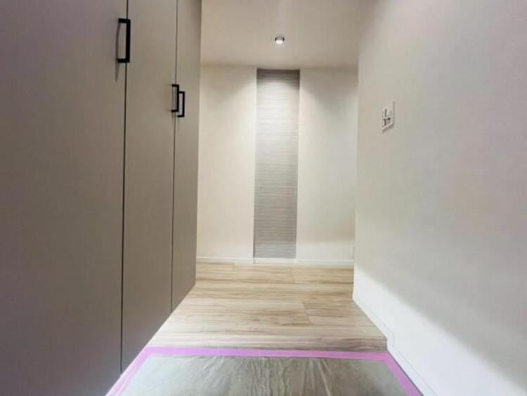 その他 明るく広い玄関には収納力に優れたシューズボックス。　靴をスッキリと整頓することができます。 