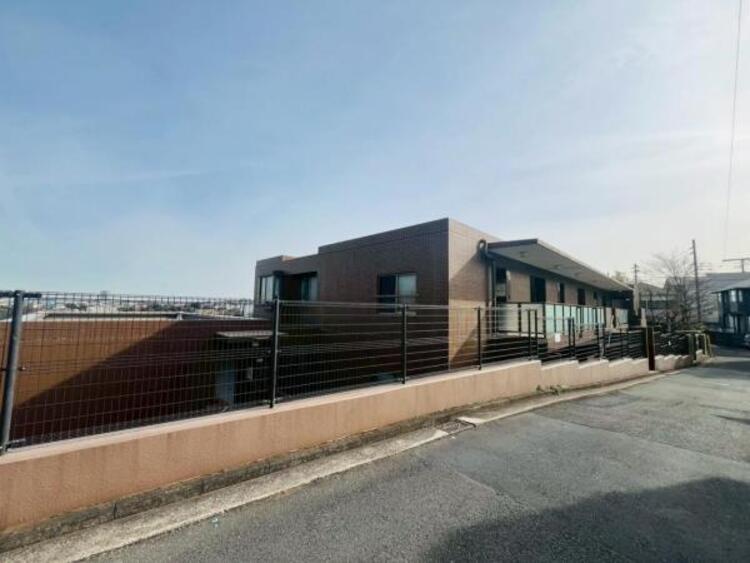 その他 青空を背景にスタイリッシュな外観が住まう人に誇りを与えます。駅周辺施設も利用でき快適生活が送れます！四季を通じて自然と触れ合えるスポットが周辺には沢山あり、お散歩やジョギング週末の遊びにおすすめです。																						 