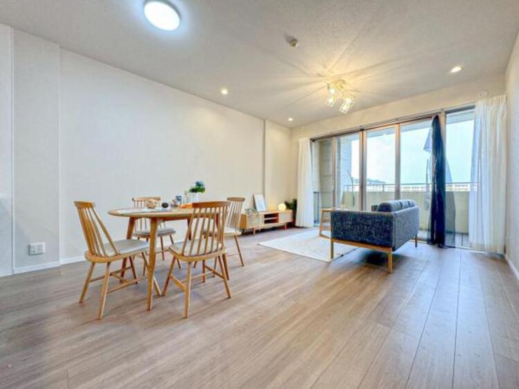 居間 お天気が晴れの日は照明をつけなくても充分明るいリビングです！どこか落ち着きのある広々とした内装です！皆で過ごす空間が、目に浮かんでくる様な優しいリビングダイニングです！くつろいだり楽しい時間を是非！