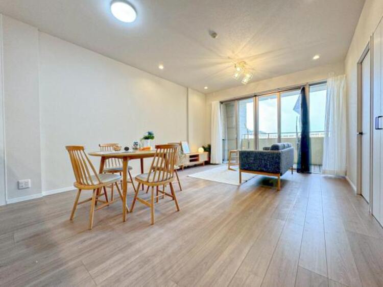 居間 リビングにあふれる採光と心地よい風のつどう調和された空間！！生活を彩る充実した日々が過ごせそうです。家族の滞在期間が長くなることを予測して、設計士が思いと工夫をこらした自慢のリビングダイニング！！！