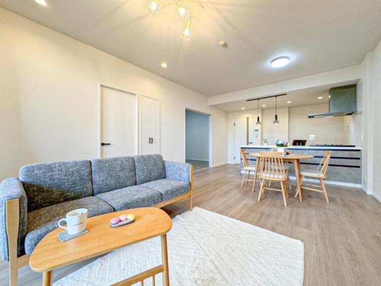 居間 開放感とプライベート感が見事に両立されたリビングダイニング！通常では相反するファクターがともにそろうと極上のくつろぎ空間が生まれます。だれにも譲りたくない至福の空間で過ごす日々は生活をより豊かにします