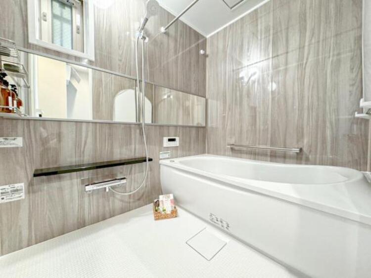 風呂 【浴室】窓のあるバスルームは明るく気持ちの良い空間です！！　換気環境も良好。掃除もスムーズに出来ます。