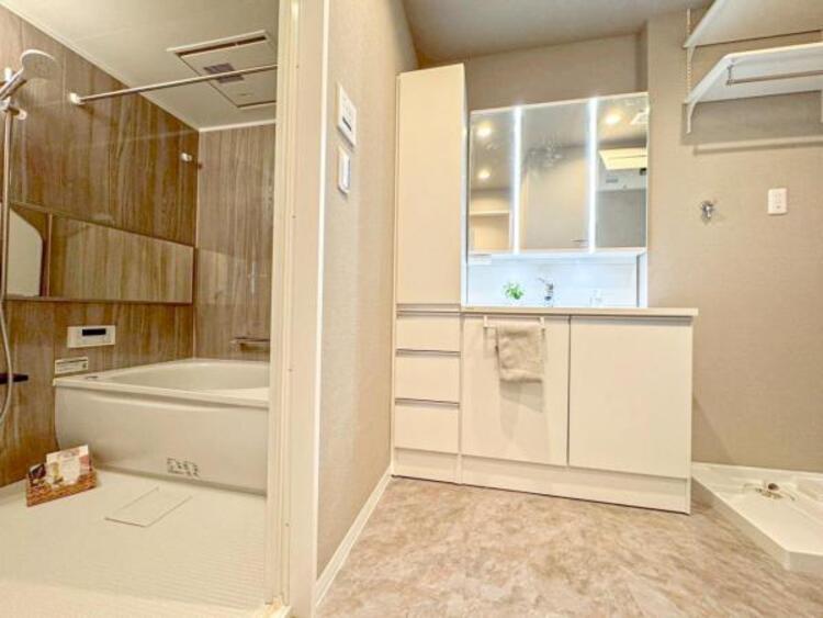 洗面 【洗面・脱衣所】３面鏡、シャワーヘッド、収納など充実の設備。動きやすい広さがあり使い勝手が良好です。