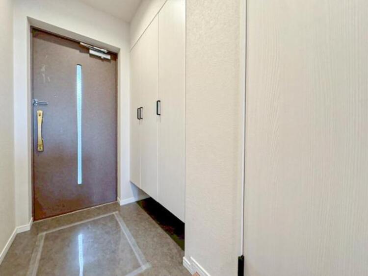 その他 【玄関】明るく広い玄関には収納力に優れたシューズボックス。　靴をスッキリと整頓することができます。