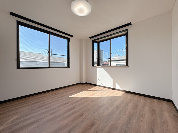 寝室 ベッドも十分に設置するスペースがあります。