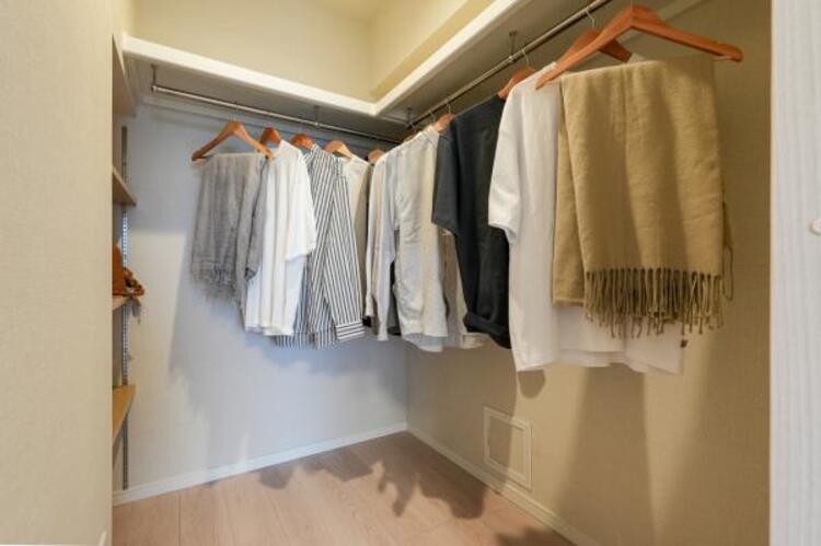 収納 【家具・小物（調度品）は販売価格に含まれません】ウォークインクローゼットには普段使わない季節用品やトランクなど、大きなものもラクラク収納できます。