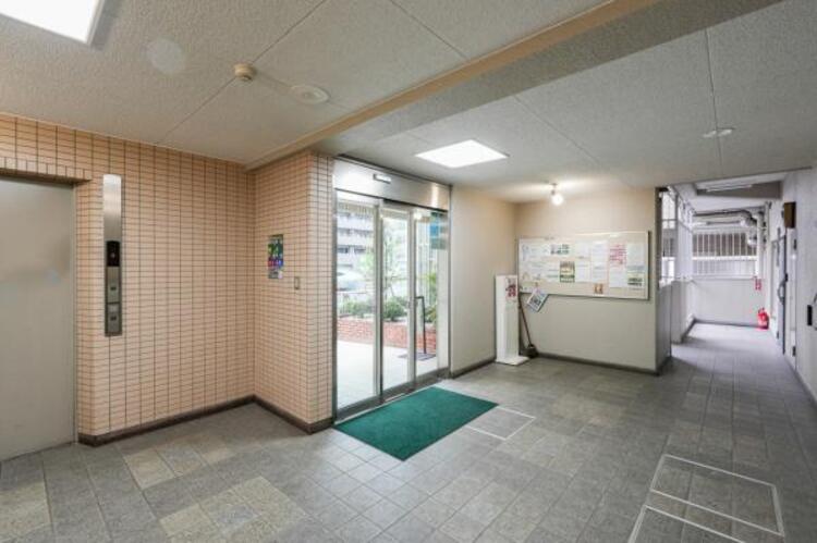 エントランス 清潔感のある明るいエントランスが、毎日の帰宅を心地よく迎えてくれます。