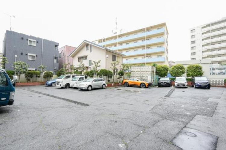 駐車場 敷地内に設けられた駐車スペース。