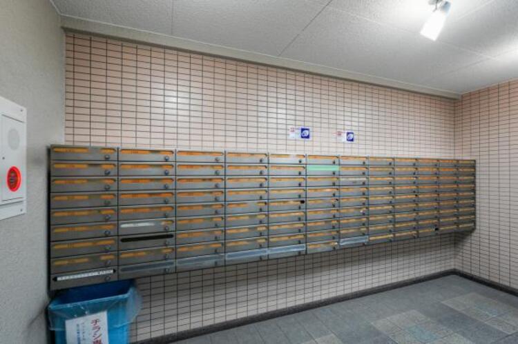 その他 エントランスに備え付けの郵便受けです。
