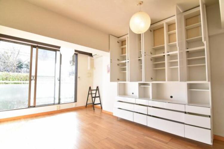 収納 リビングには大型の収納がございます。お子様のオモチャはもちろん、趣味のお荷物も十分収納が可能です。日常で使わないものや食料のストックにも重宝します。 