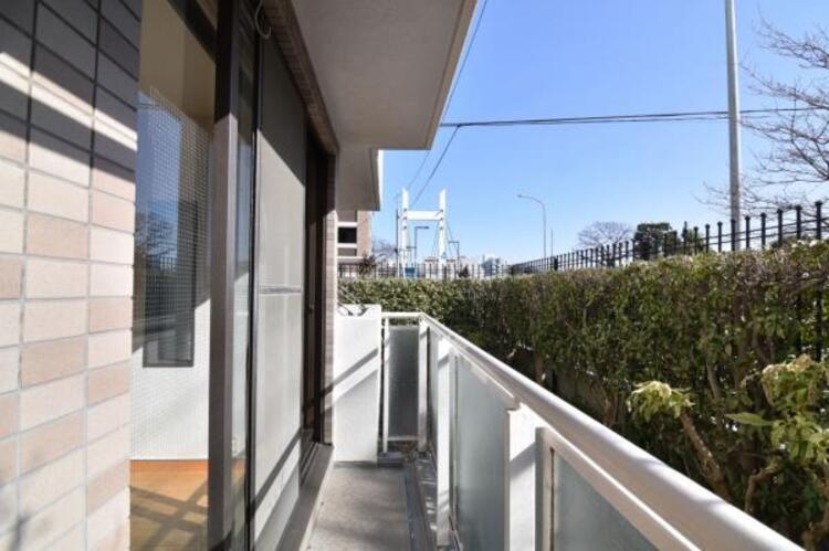 バルコニー 自分だけのプライベート空間。都会の喧騒を忘れてリラックスできる空間になるでしょう。 