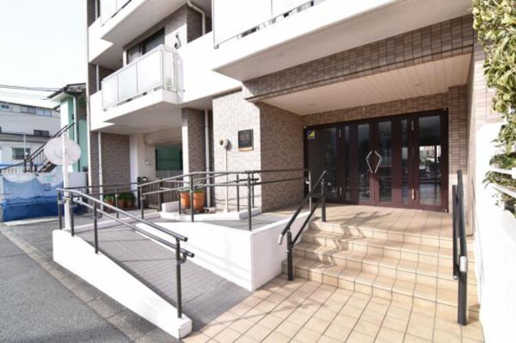 エントランス エントランスは、まさに顔となる場所。シンプルながらも格調高い雰囲気を漂わせて上質な空間。 