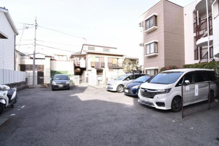 駐車場 マンションの敷地内に設けられた駐車スペースなので重い荷物の出し入れの負担を最小限に抑えられます。 