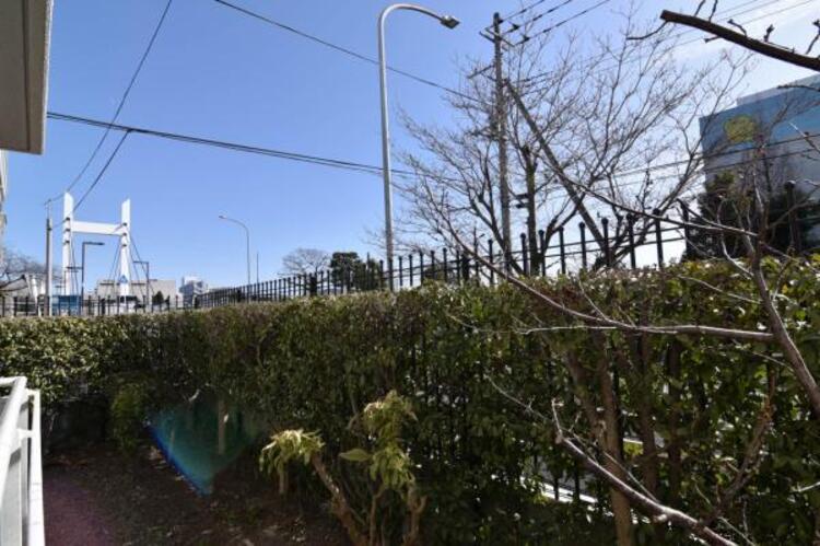 その他 暮らしの中で光と風を演出してくれるバルコニーには陽光が燦々と降り注ぎます。お布団もお洗濯物もたくさん乾きそうです。ぜひ現地で陽当りの良さをご確認ください。 