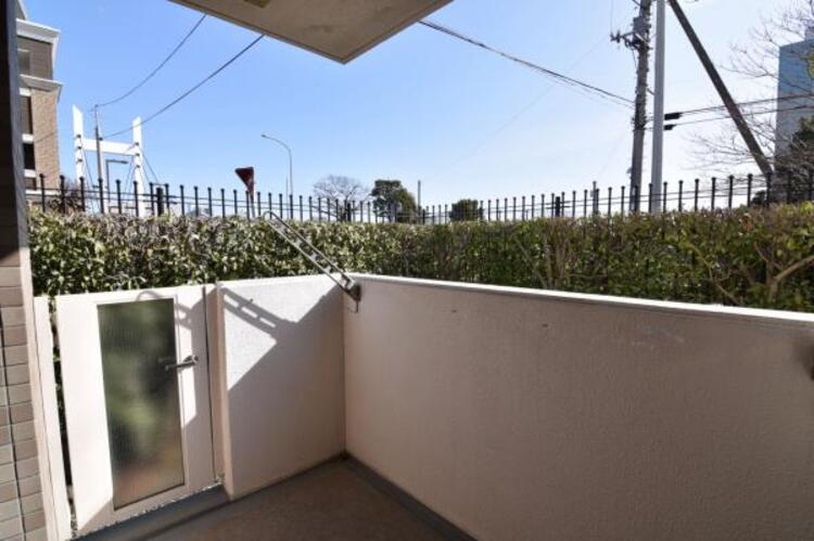 その他 心地よい風や陽光を楽しめるバルコニー。洗濯物を干すだけでなく、アイデア次第で多彩にお楽しみいただけます。