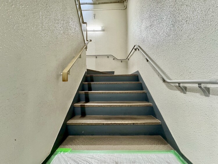 その他 共用部の階段です。明るく清潔に管理されています。