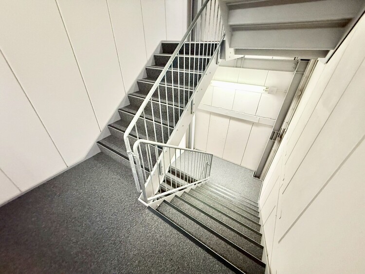 その他 共用部の階段です。明るく清潔に管理されています。