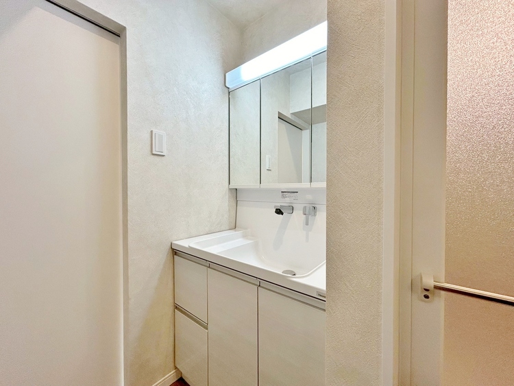 その他 清潔感を感じられる洗面化粧台。