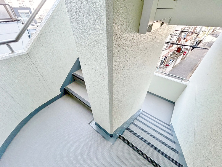 その他 共用部の階段です。明るく清潔に管理されています。