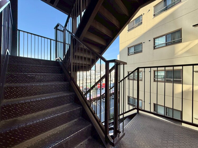 その他 共用部の階段です。明るく清潔に管理されています。