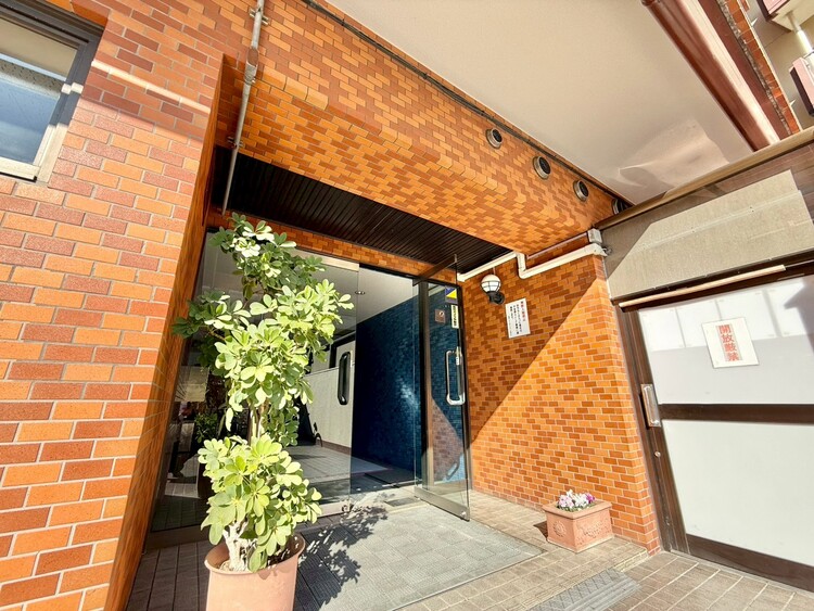 その他 上質感漂う玄関アプローチです。