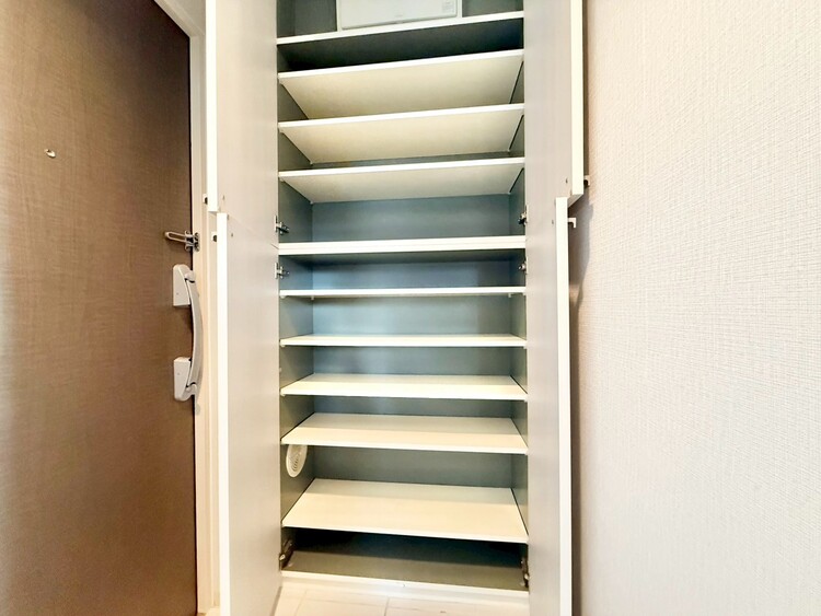 その他 収納スペースが付いていて、お部屋を広く使っていただけます。※内装リフォーム中です