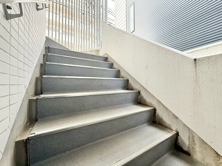 その他 共用部の階段です。明るく清潔に管理されています。