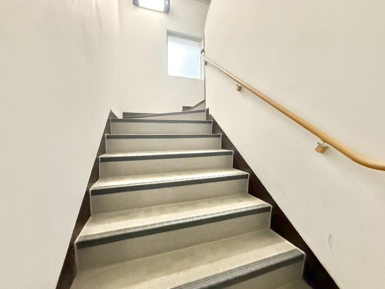 その他 共用部の階段です。明るく清潔に管理されています。