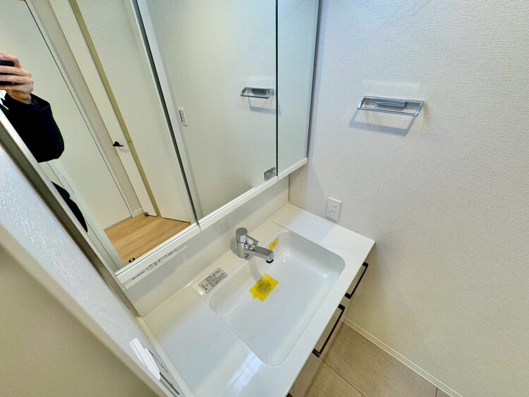 その他 清潔感を感じられる洗面化粧台。