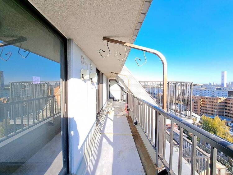 その他 朝の澄んだ空気や、夕方に吹く清々しい風を感じられるバルコニー。※内装リフォーム中です