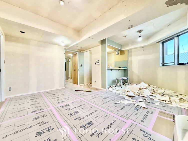 内装 ◆木漏れ日◆の様な採光が優しく足元を照らし、心地いい暮らしの道しるべを写し出す。この空間で過ごす家族との語らいの時間がとても素敵で幸せを感じるかもしれない。