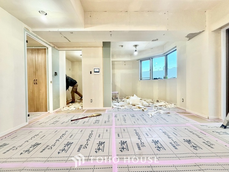 内装 ◆今宵の食卓◆ダウンライトに反射するグラスを眺めながらワインを注ぐ。トクトクと心地いい音をさせながら、フランスの古城を思わせる薫りがたちこめ、とても幸せな時を過ごせる。