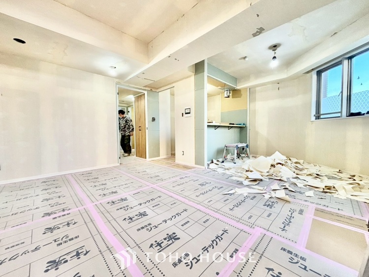 内装 ◆リビング◆そこには目を輝かせ笑顔で見つめてくれる君がいて、「おかえり」の言葉がこだまする。何気ない日々の挨拶は僕にとっては幸せで、同時に君の瞳にも恋している。