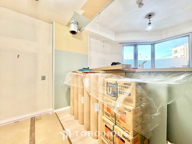 キッチン ◆キッチン◆美しく使いやすいキッチンは油汚れが簡単に拭き取れる素材で加工されており、浄水器シャワーから流す水の音を軽減する静かなシンクを採用。見えないところにさり気ない配慮が嬉しいですね