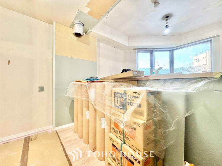 キッチン ◆今宵の食卓◆ダウンライトに反射するグラスを眺めながらワインを注ぐ。トクトクと心地いい音をさせながら、フランスの古城を思わせる薫りがたちこめ、とても幸せな時を過ごせる。