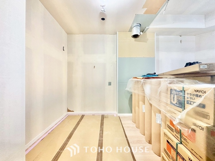 キッチン ◆キッチン◆美味しい料理を作りたくなるような気持にさせてくれる、腕を振るえる自慢のスペース。見上げると柔らかなダウンライトが包み込み、彩りを添えます。艶と光沢のある居心地の良いわが家のキッチン。