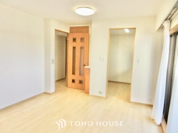 内装 ◆キッチン◆美しく使いやすいキッチンは油汚れが簡単に拭き取れる素材で加工されており、浄水器シャワーから流す水の音を軽減する静かなシンクを採用。見えないところにさり気ない配慮が嬉しいですね