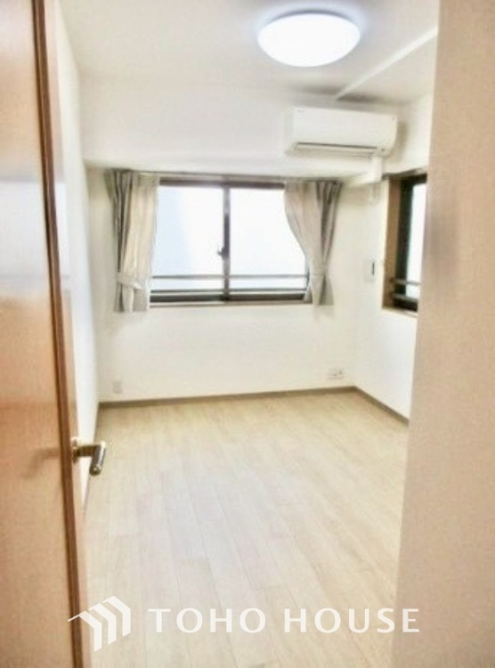 内装 ◆木漏れ日◆の様な採光が優しく足元を照らし、心地いい暮らしの道しるべを写し出す。この空間で過ごす家族との語らいの時間がとても素敵で幸せを感じるかもしれない。