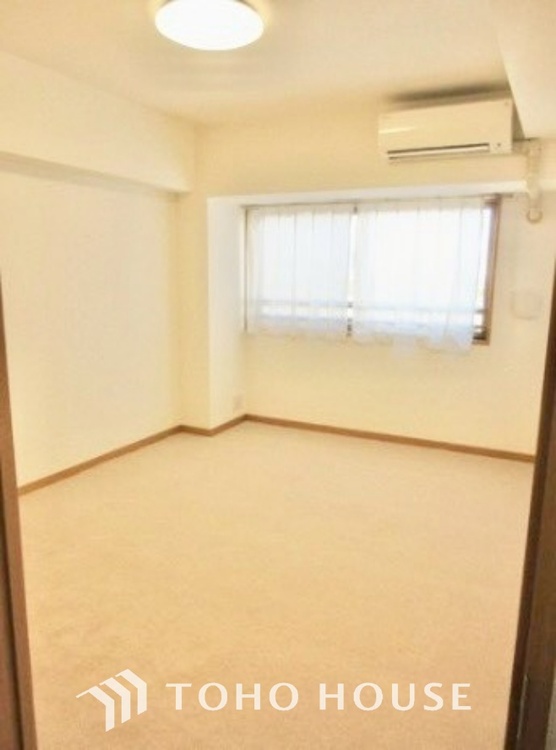 内装 ◆間接照明◆オレンジ色の光が僕達を大人な気分にさせる。静かで優しく語りかけるその光は、今日の終わりを告げてくれ、でも明日にはいい事が必ず来るよ。そんな囁きが聞こえてくる