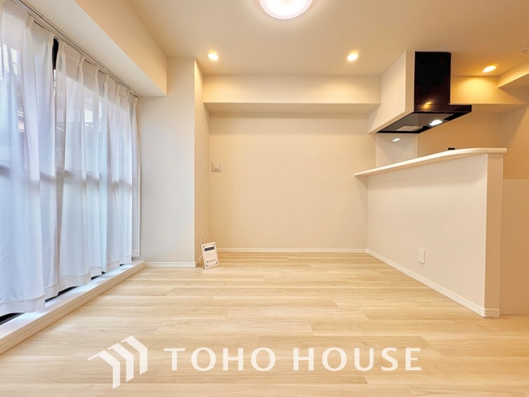 内装 ◆サンサンと◆差し込む太陽の光がこのリビングに笑いをもたらす。ソファの上のクッションがポカポカした暖気にぬくぬくと微睡んでいる。