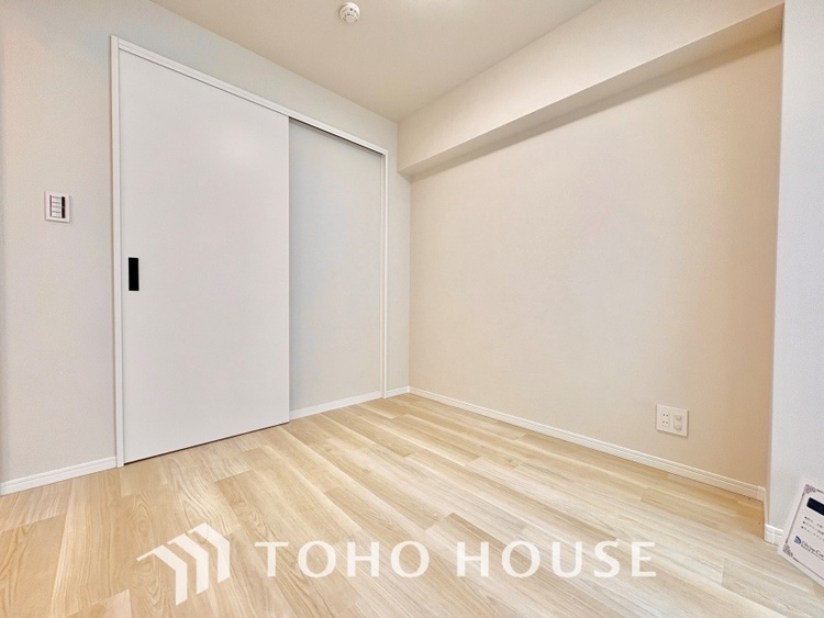 内装 使いやすく、明るい洋室に仕上がります。子供部屋や趣味のお部屋にご利用できます。ご自身で家具などを配置し、素敵な空間を創り上げられます。