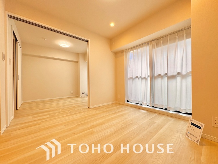 内装 ここはみんなが集い、食事と楽しい会話が始まる場所。話に夢中になりすぎて、ついつい時を忘れ、夜半過ぎになってしまう。そんな束の間の幸せを感じさせてくれます。