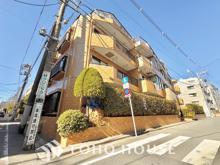 外観 ほんの少しのこだわり。ちょっとした色使いがその家がもつ雰囲気、趣（おもむき）を携え、暮らす家族や訪ねてくる友人・知人に新鮮な香りを運んできます。