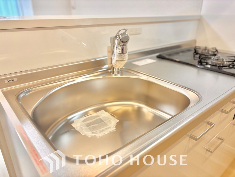 キッチン キッチンは家族の絆を育む大切な空間。シンプルで使い易いシステムキッチンで愉しく作る料理は愛情のある美味しいご馳走に。家族で使えるダイニングキッチンです。