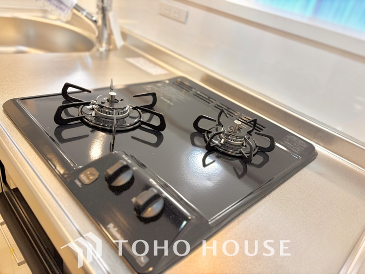 キッチン キッチンは家族の絆を育む大切な空間。シンプルで使い易いシステムキッチンで愉しく作る料理は愛情のある美味しいご馳走に。家族で使えるダイニングキッチンです。