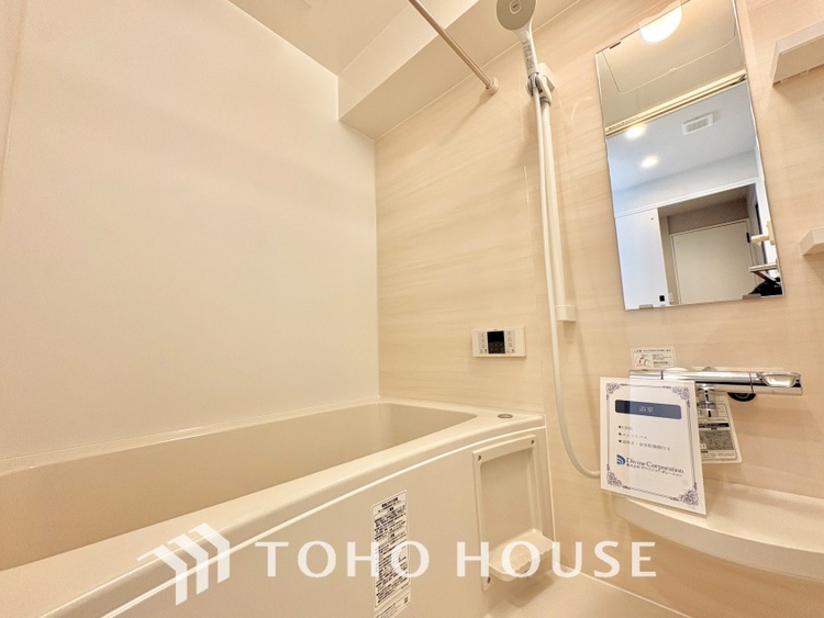 風呂 【浴室】《一日の疲れを落としてくれる場所は、落ち着く場所でなければならない》　高級感溢れるカラーと大きさ・柔らかな曲線で構成された半身浴も楽しめるバスタブが心地よさをもたらします。