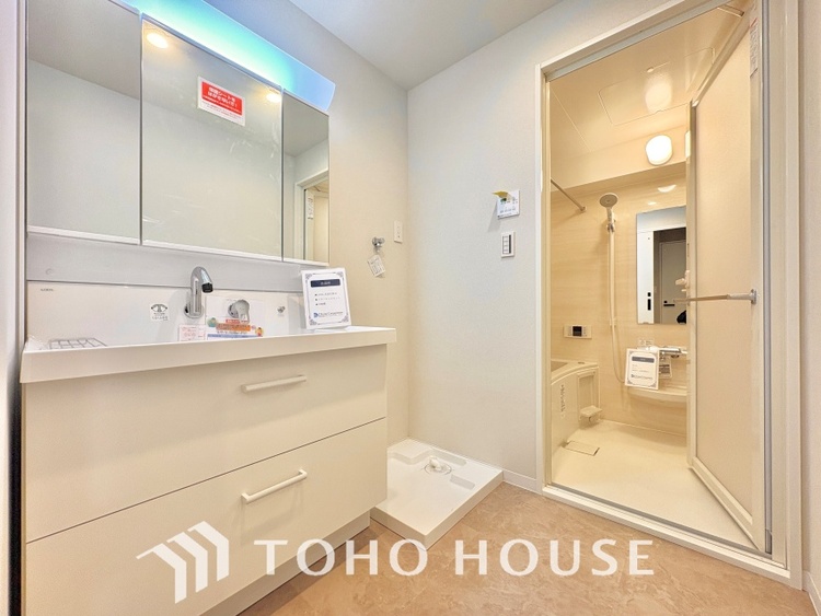 洗面 気持ちの良い朝をつくりだし、夕方には笑顔を取り戻させてくれるミラー。パウダールームはいつでも本来の自分を取り戻せる空間。明るく仕上げてあります。