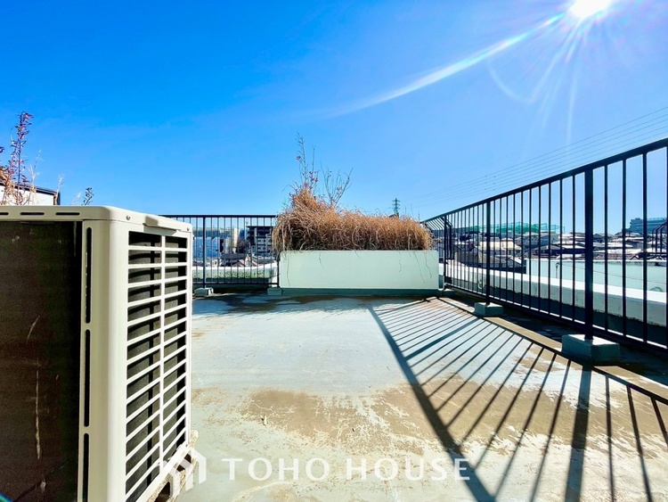 バルコニー ◆快適◆煌びやかな暮らしの中にも忘れたくない快適さ。大きな収納が助けてくれます。