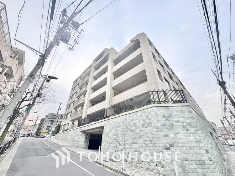 内装 麻布十番を10分で手中に収め、太陽の光を全室で独占するこの私邸は、日常を輝かせる人生の聖域です 。スーパー徒歩1分の奇跡が、あなたを「買い物」という労働から解放し、伝説の余白を創り出します 。